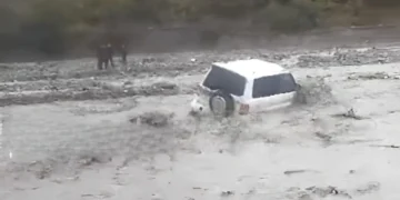 Azərbaycanda müəllimləri daşıyan maşını SEL APARDI