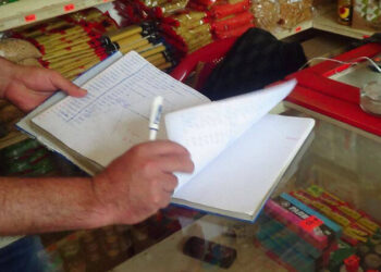 Bir kəndin “nisiyə” dəftərində olan borcunu qaytardı