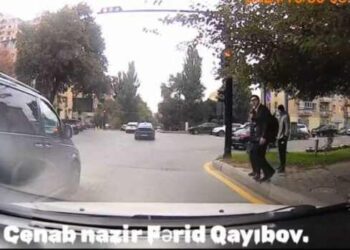 Bakıda övladını dərsə aparan nazir – Video