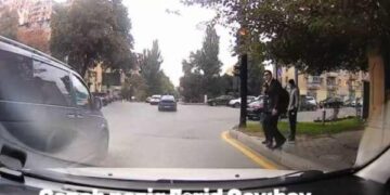 Bakıda övladını dərsə aparan nazir – Video