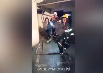 Xırdalanda çoxmərtəbəli yaşayış binasında yanğın oldu – VİDEO