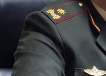 Əsgərlə rəqsi gündəm olan general kimdir? – VİDEO