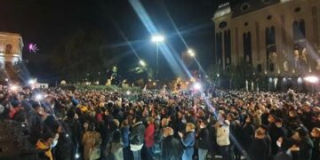 Tiflisdə parlament binası “atəşə tutuldu”