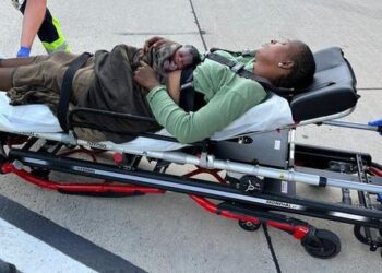 İstanbuldan Mançesterə uçan təyyarədə körpə doğuldu – FOTO