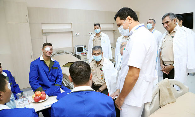 9642 1977 Müdafiə naziri hərbi hospitalda müalicə alan yaralılarla görüşdü – FOTO/VİDEO