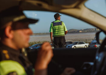 Onu saxlayan polislərin üzərinə bıçaq çıxardı, həbs olundu