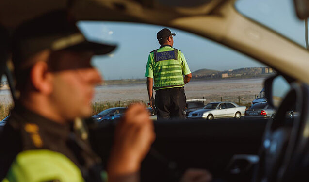 Onu saxlayan polislərin üzərinə bıçaq çıxardı, həbs olundu