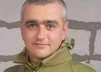 Aqrar Sığorta Müştərək Sığorta Şirkəti” ASC-nin Cəlilabad rayonunda filialının açılışı olub Aqrar Sığorta Müştərək Sığorta Şirkəti bölgələrimizdə filialların açılışını davam etdirir.  “Report”un Muğan bürosunun məlumatına görə, bu günə qədər 1651 qısa nömrəsi və qurumla əməkdaşlıq edən sığorta şirkətlərinin filialları vasitəsilə bölgələrdən müraciətləri qəbul edən şirkət bununla da fermerlərin sığorta xidmətlərindən istifadəsini daha da asanlaşdırıb. Lənkəran-Astara iqtisadi rayonunu əhatə edəcək filial Cəlilabad şəhərində fəaliyyətə başlayıb.  Açılış mərasimində Aqrar Sığorta Fondu İdarə heyətinin sədri Fuad Sadıqov, Cəlilabad Rayon İcra Hakimiyyətinin rəsmiləri, Lənkəran-Astara iqtisadi rayonu DAİM-lərinin nümayəndələri, Fondla əməkdaşlıq edən sığorta şirkətlərinin təmsilçiləri və yerli fermerlər iştirak ediblər. Qeyd edək ki, ölkənin cənubunda yerləşən bu iqtisadi rayona Cəlilabad, Astara, Lerik, Lənkəran, Masallı, Yardımlı inzibati rayonları daxildir.  Kənd təsərrüfatında faraş tərəvəzçilik, kartofçuluq, üzümçülük, taxılçılıq üstünlük təşkil edir. İqtisadi rayon mühüm sitrus meyvəçiliyi rayonudur. Gəlirlərini qorumaq, fəaliyyətlərininin dayanıqlılığını təmin etmək məqsədilə aqrar sığorta xidmətlərindən istifadə edən fermerlərin sayı günbəgün artır.  Cəlilabad şəhərinin mərkəzində bütün fermerlərin rahat gəlib-gedəcəyi ünvanda açılan filial fermerlərə daha yaxın olmaq, yerlərdə onların tələb və təkliflərini dinləmək, müstəqil ekspertlərlə daha sıx və oprerativ əməkdaşlıq etmək imkanı yaradacaq.