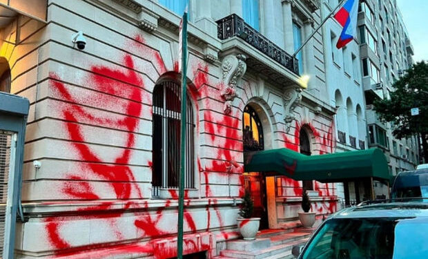 Bir qrup şəxs Rusiya Federasiyasının Nyu-Yorkdakı Baş Konsulluğunun binasını qırmızı boya ilə boyayıb. İnsidentdən sonra Rusiya tərəfi ABŞ-ın aidiyyəti qurumlarına müraciət ünvanlayıb. Nyu-York polisi faktla bağlı araşdırmanın aparıldığını, hələlik həbs olunanların olmadığını bildirib.