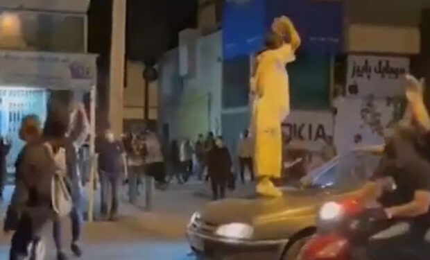 Şirazlı gənclər “diktatora ölüm olsun” şüarı ilə küçələrə axışdılar – VİDEO