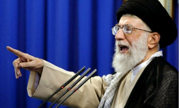 İranlı tələbələr Xameneyinin banerini dağıtdılar – VİDEO