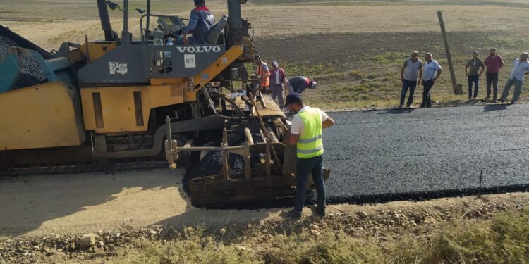 Cəlilabad rayonunun bir neçə kəndini əhatə edən,Təklə Bayxanlı yolunda işlər sürətlə davam etdirilir.