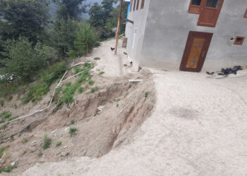 Astarada torpaq sürüşməsi: Ev təhlükəli vəziyyətə düşüb – FOTO