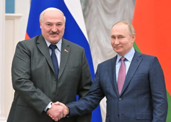 Lukaşenko Putinə ad günündə traktor hədiyyə etdi – Foto