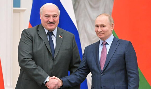Lukaşenko Putinə ad günündə traktor hədiyyə etdi – Foto