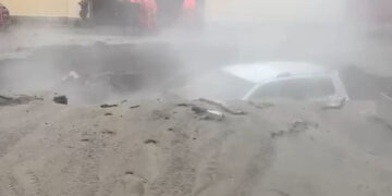 Sankt-Peterburqda avtomobil “yerin altına girdi” – VİDEO