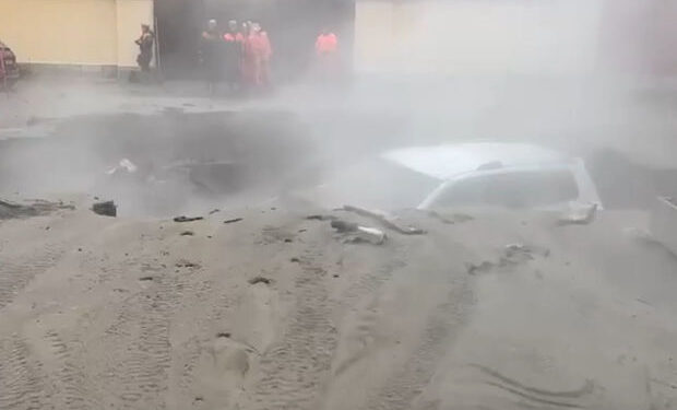 Sankt-Peterburqda avtomobil “yerin altına girdi” – VİDEO