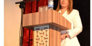 Xəbər verdiyimiz kimi, gələn il yanvarın 1-dən Azərbaycana idxal edilən tropik meyvələr 15 faiz gömrük rüsumundan azad ediləcək. Nazirlər Kabinetinin müvafiq qərarı 31 dekabr 2030-cu ilədək qüvvədə olacaq.  Bəs, bu xaricdən idxal edilən sitrus meyvələrin qiymətinə təsir edəcəkmi?  ​KONKRET.az xəbər verir ki, mövzuya münasibət bildirən iqtisadçı ekspert Eyyub Kərimli Bakupost.az-a açıqlamasında deyib ki, bu tədbir nəticəsində xaricdən gələn meyvələrin qiyməti ucuzlaşacaq. Gömrük rüsumunun 15 faiz azaldılması məhsulun əlçatanlığının təmin olunmasına imkan verəcək:  “Tropik meyvələrin 15 faiz gömrük rüsumundan azad olunması müsbət haldır. Bu qiymətlərin ucuzlaşmasına səbəb olacaq. Həmçinin, bu tədbir nəticəsində digər meyvələrin qiymətinin enməsi üçün zəmin yaradacaq. Sözsüz ki, bu, yerli meyvələrin qiymətinə də təsir göstərəcək”.  İqtisadçının dediyinə görə, Azərbaycana ən müxtəlif ölkələrdən təzə meyvə məhsulları idxal olunur:  “Bu məhsullar arasında sitrus, tropik meyvələrlə yanaşı, Azərbaycanın iqlim şəraitində yetişən meyvələr də var. Sitrus və tropik meyvələrin idxalı başadüşüləndir. Çünki ölkəmizin iqlim şəraiti həmin məhsulları yetişdirməyə imkan vermir”. ​  İqtisadçı ekspert Natiq Cəfərli də hesab edir ki, tropik meyvələrin 15 faizlik gömrük rüsumundan azad edilməsi qiymətlərə müsbət təsir edəcək:  “Məntiqlə rüsumdan azad olunan bütün məhsulların qiyməti ucuzlaşmalıdır. Tropik meyvələrin 15 faizlik gömrük rüsumundan azad edilməsi müəyyən dərəcədə qiymətlərə təsir edəcək. Hətta, qiymətlərdə endirimlər ola bilər. Tropik meyvələr gündəlik tələbat məhsulları olmadığına görə, bu qərar vətəndaşın büdcəsinə əhəmiyyətli təsir göstərməyəcək. Çünki bunlar Azərbaycanın rasionunda az yer tutan məhsullardır”.