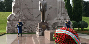 Heydər Əliyevin 100 illik yubileyində dövlət qurumlarının nümayəndələri Fəxri xiyabanı ziyarət edirlər – FOTO