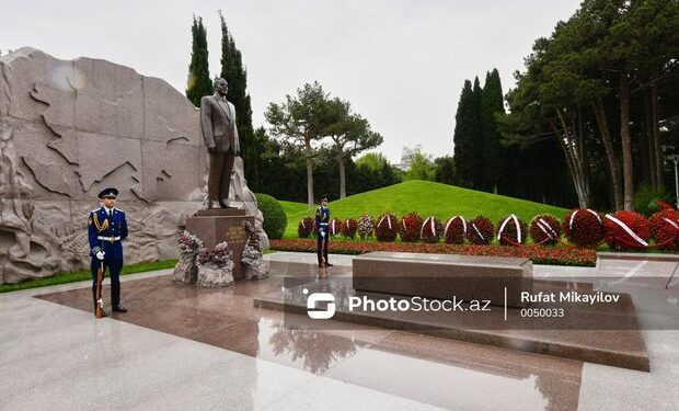 İlham Əliyev, Mehriban Əliyeva və ailə üzvləri Heydər Əliyevin məzarını ziyarət ediblər