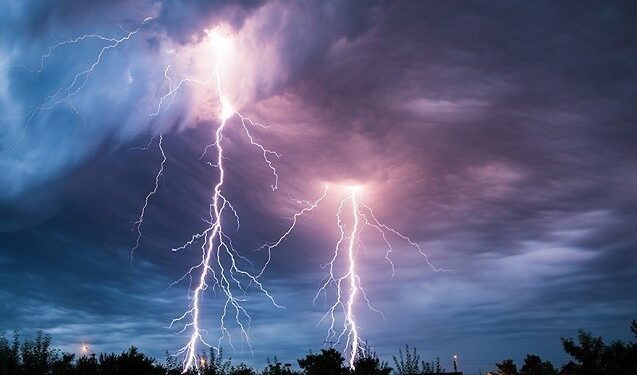 Orta məktəbi ildırım vurdu, yanğın başladı