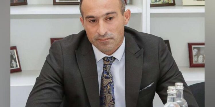 Kürdəmir Regional Mədəniyyət İdarəsinin rəhbərliyi musiqi müəlliminin qızını məktəbdən çıxartdırıb – QALMAQAL