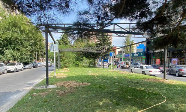 Paytaxtda yaşıllıq ərazi zəbt edilərək yerinə kafe tikilir? – FOTO