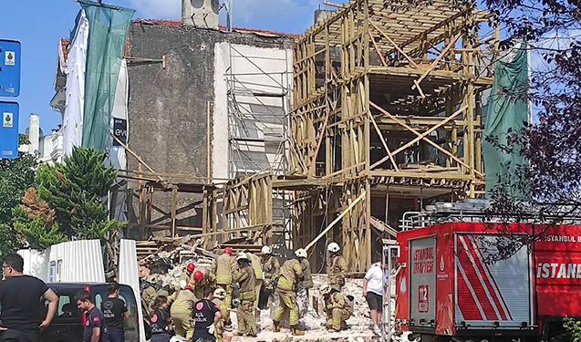 İstanbulda tarixi bina çökdü – Dağıntılar altında qalan var