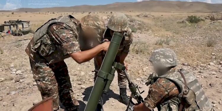 Düşmən ordumuzun mövqelərini minaatanlardan atəşə tutur