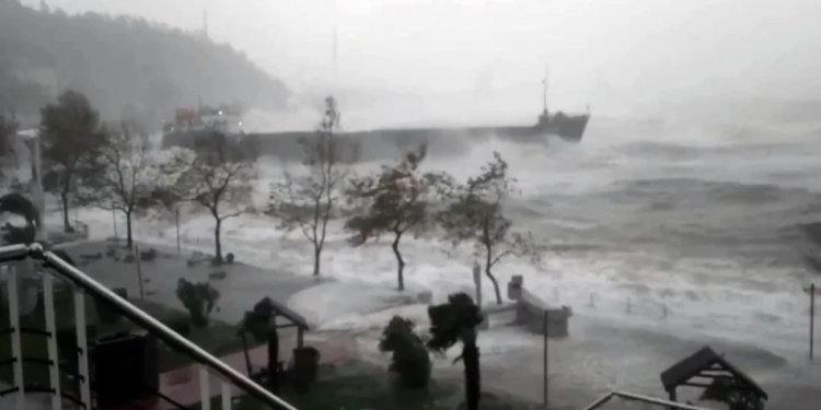 Qara dənizdə gəmi batdı – İçərisində 12 nəfər var idi…