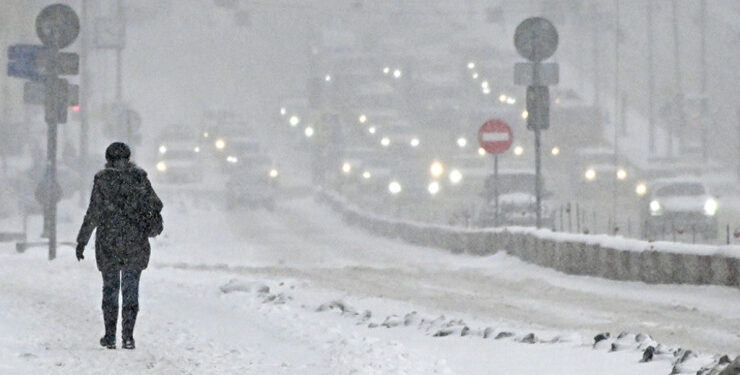 Moskva və Moskva vilayətində pis hava şəraiti hökm sürür.   Lent.az-ın xarici mediaya istinadən xəbərinə görə, Moskva vilayətinin qubernatoru Vorobyov bildirib ki, orada davam edən qar son 40 ildə Moskva və regionda ən güclü qar yağışına çevrilib.  Vorobyovun sözlərinə görə, yollarda ən çətin vəziyyət Mojaysk, Leninski şəhər dairəsi, Lobne və Podolskdadır. Aylıq yağıntının təxminən 35 faizi bir gündə Moskvaya, təxminən 56 faizi isə Moskva vilayətinə düşüb. Və bir çox ərazilərdə hələ də buzlu yağış yağır.  Azərbaycanda qışda hava necə olacaq? – AÇIQLAMA 2024-cü ildə bu yerlərə tətilə getməyin – EKSPERTLƏR Baş prokuror Abşeron rayonunda vətəndaşları qəbul edib Ətraflı Ad – 00:06 Təyyarə və qatar reysləri əhəmiyyətli dərəcədə ləngiyir, bəzi reyslər isə tamamilə ləğv edilib.  Bu arada, Rusiya hidrometeorologiya mərkəzi bu həftə Moskva vilayətində real yanvar şaxtaları (-15°C-yə qədər) barədə xəbərdarlıq edir. Moskvada güclü qar yağması səbəbindən taksilərin qiyməti qalxıb. Taksi sürücülərinin dediyi kimi, sürücülərin 60 faizi belə havada küçəyə belə çıxmır.