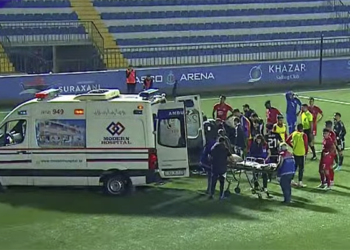 Azərbaycan futbolunda qorxulu anlar – Tanınmış futbolçu huşunu itirdi+Video