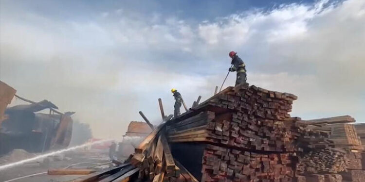 “Taxta bazarı”nda 1,5 milyonluq malı yanan sahibkar keçmiş məmurdur – FOTO