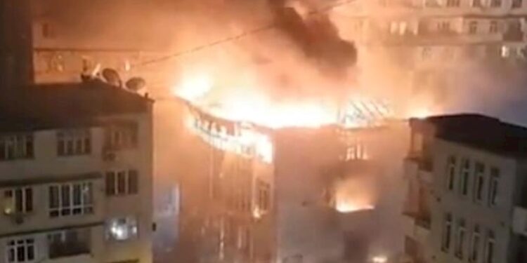 Bakıdakı yanğınla bağlı yolda məhdudiyyət tətbiq edildi – Fotolar