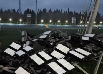 Azərbaycan çempionatında şok olay – Oyun zamanı işıq dirəyi aşdı – ANBAAN VİDEO