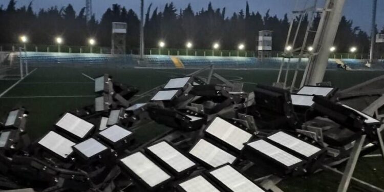 Azərbaycan çempionatında şok olay – Oyun zamanı işıq dirəyi aşdı – ANBAAN VİDEO