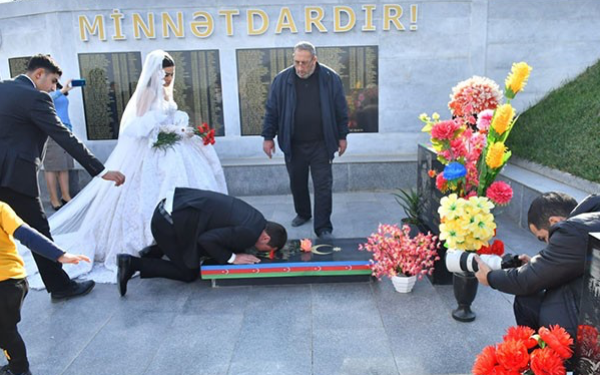Toy günündə şəhid qardaşının məzarını ziyarət etdi