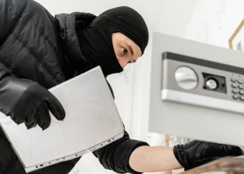 Müdirinin kassasından pulları oğurladı, mesaj yazdı: “Məni bağışlayın, şef