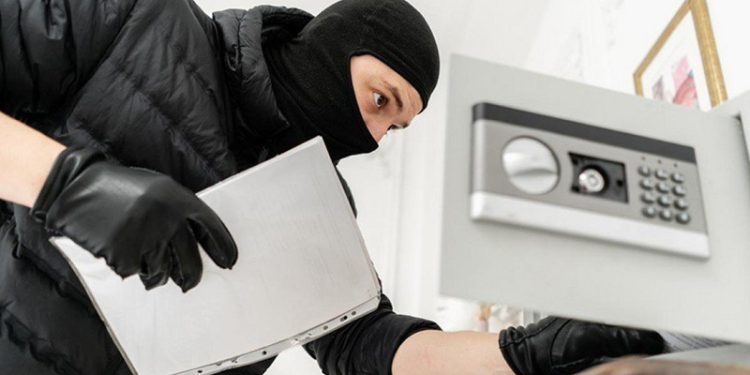 Müdirinin kassasından pulları oğurladı, mesaj yazdı: “Məni bağışlayın, şef