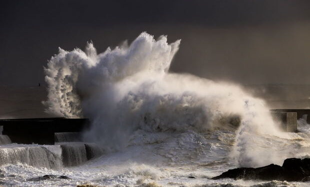 İki qitənin sahillərini yuyan dəniz daşdı, qəsəbələr su altında qaldı – VİDEO