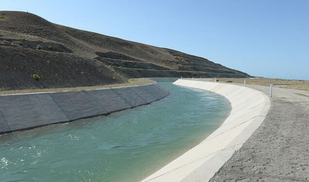 Yevlaxda avtomobil su kanalına düşüb – Ölən var