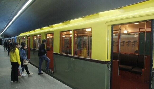 Metro relslərin altından son anda xilas olundu – FOTO