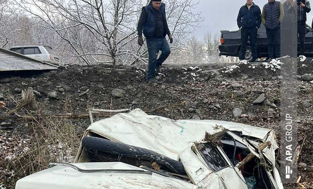 Zaqatalada avtomobil ağaca çırpılıb,xəsarət alan var