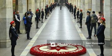 16 349 Bir gecədə adı dəyişdirilən, qərənfillərə qərq olunan metronun “20 Yanvar” stansiyasından REPORTAJ – FOTO