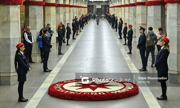 16 349 Bir gecədə adı dəyişdirilən, qərənfillərə qərq olunan metronun “20 Yanvar” stansiyasından REPORTAJ – FOTO