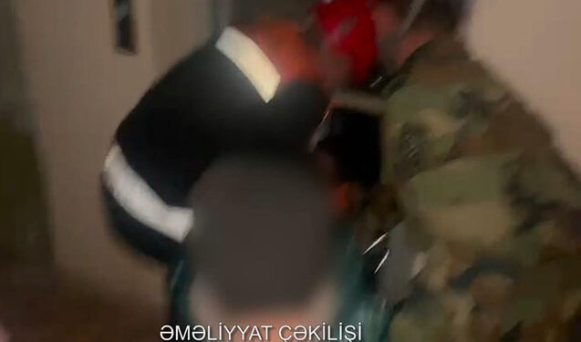 2-si uşaq olmaqla 3 nəfər liftdə qaldı – Video