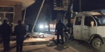 Avtomobil qəzası Xaçmazı işıqsız qoydu – Foto 12 Punto 14 Punto 16 Punto 18 Punto Yanvarın 4-ü axşam saatlarında Xaçmaz şəhəri ərazisində yol-nəqliyyat hadisəsi baş verib.  Axar.az xəbər verir ki, H.Z.Tağıyev küçəsində “Ford” markalı yük avtomobili işıqforda idarəetməni itirərək kommunikasiya dirəklərinə çırpılıb. Nəticədə xəsarət alan olmasa da, Xaçmaz şəhərinin böyuk bir hissəsi işıqsız və internetsiz qalıb.  Hazırda qəzanın nəticələrinin aradan qaldırılması istiqamətində müvafiq qurumlar tərəfindən iş aparılır.  Faktla bağlı araşdırmaya başlanılıb.
