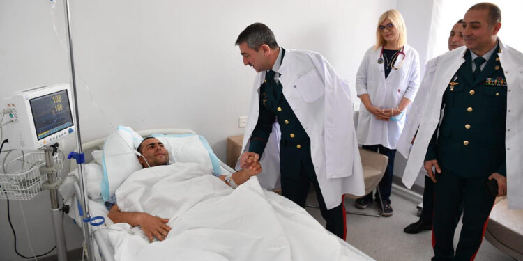 Elçin Quliyev yaralı hərbçimizi ziyarət etdi – Fotolar