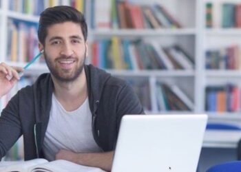 Bakıda universitetdə oğlan tələbələr saqqala görə dərsə buraxılmadılar – Foto