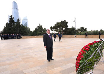Tacikistan Prezidenti Şəhidlər xiyabanını ziyarət etdi – FOTO